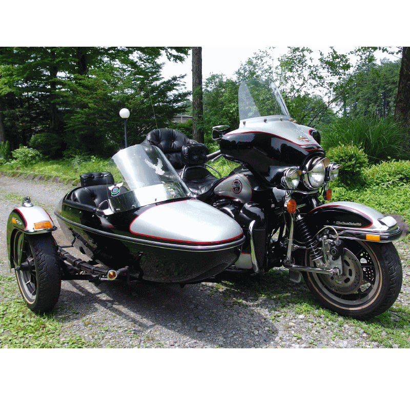 中古のフュージョンサイドカー 型式BA-MF02 が入庫いたしました！ 250ＣＣクラスには珍しい4人乗りサイドカーです。丁寧に乗られていた車両で状態も良いです。 こちらの車両は委託として出品しております。弊社で車両をお預かりしている為 現車確認や見学対応可能です