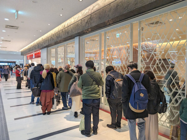 伊丹空港で５５１蓬莱の豚まんは買えるのか？！weekendshorttrip.com