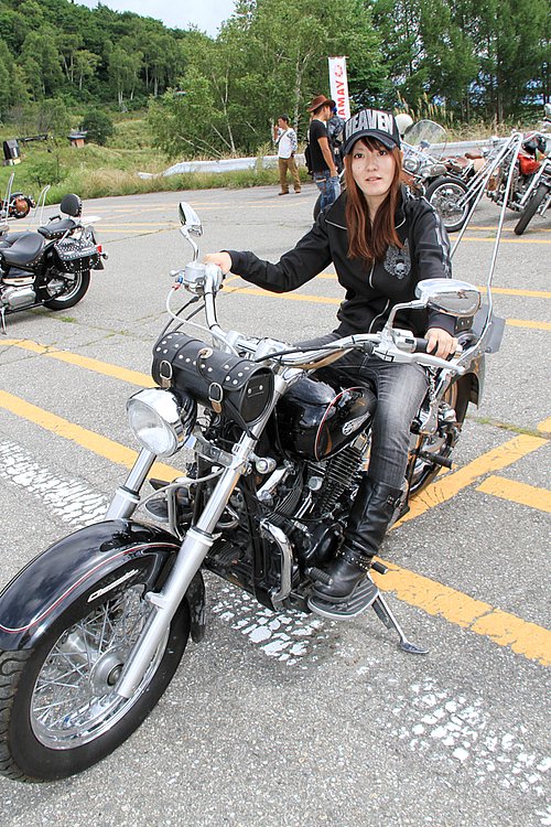 ちほ with ヤマハ ドラッグスター400 アメリカンガールズ 最新のアメリカン・クルーザーのバイク総合情報メディアバイクブロス・マガジンズ