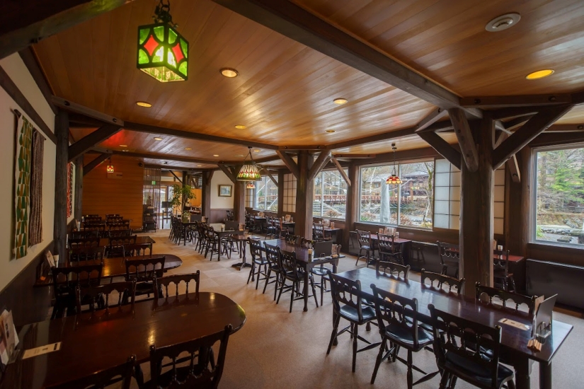 上高地で気軽に食事を楽しむなら「カフェ小梨」へ, 名物バーガーを手に、, 河童橋の往来を眺めるのも上高地ならではの楽しみ。,上高地ホテル白樺荘上高地上高地河童橋山岳リゾート中部山岳国立公園穂高連峰北アルプス松本長野山が好きshirakabasokamikochi,kamikochijapankamikouchi,ラベルフォーレ