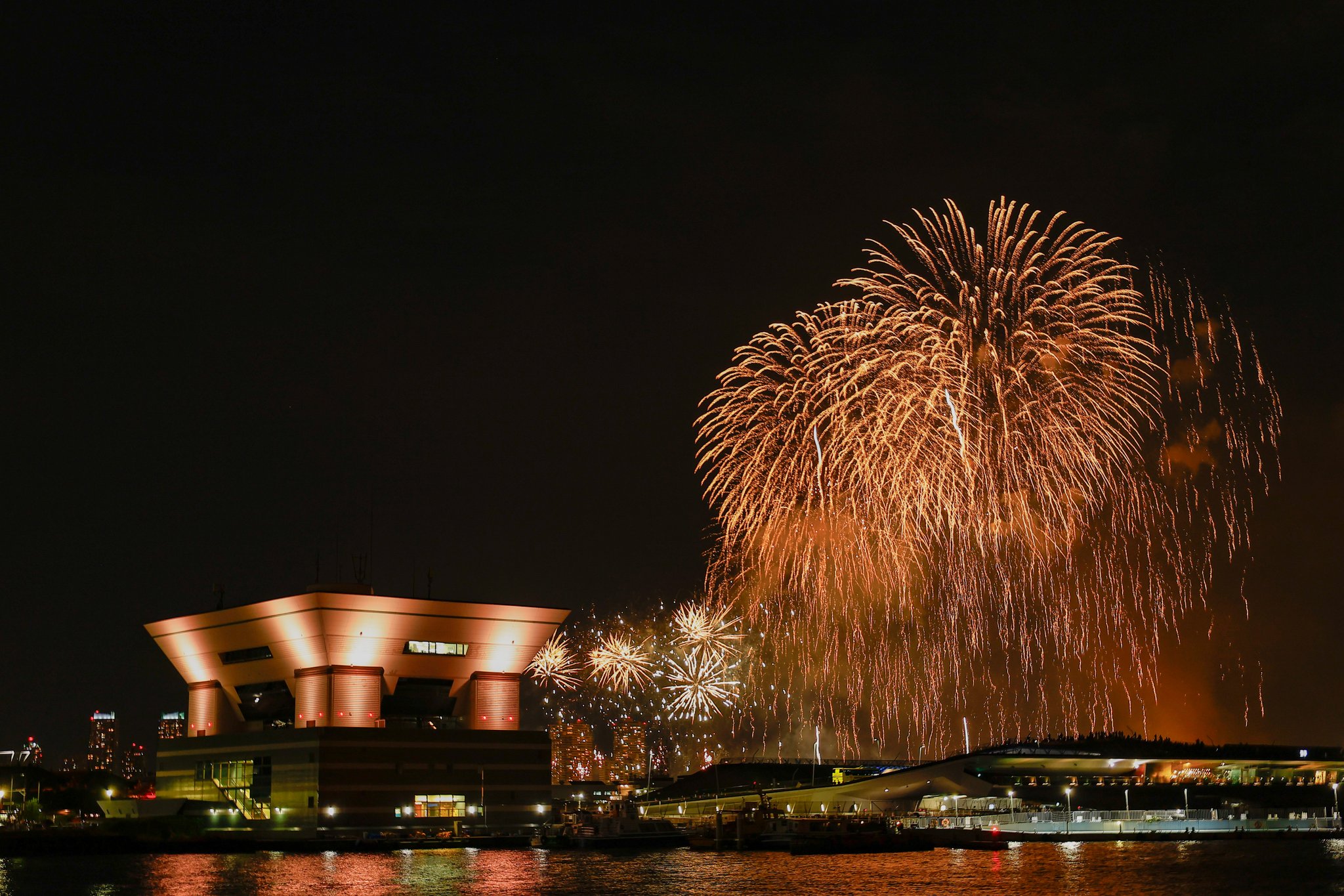 山下公園の花火大会のお知らせ -公式フラフラ fragrante fragola