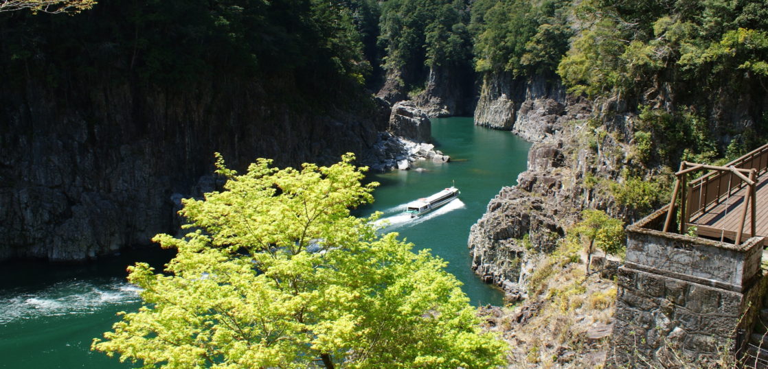 水墨画のような深山幽谷をめぐる、瀞峡の川下りお湯のわく星