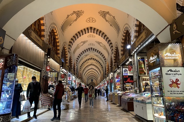 トルコ・イスタンブールのグランドバザールで販売されている伝統的なトルコの陶器ボウルのコレクション。カラフルなセラミックのお土産。の写真素材・画像素材Image 90660642