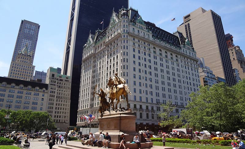 クリスマスシーズンのニューヨーク、最初に訪れたホテルはThe PlazaHotel🏨ちょうどNY行きを決める直前に『ホーム・アローン2』を観て、映画のワンシーンを体験したいとこちらに🎬🪄,@theplazahotel ,プラザホテルといえば、華やかに輝く巨大なクリスマスツリー🎄✨ロビー全体がホリデームードに包まれて、クラシカルな雰囲気がたまらない😮‍💨本当に映画の中にいるよう！💫,