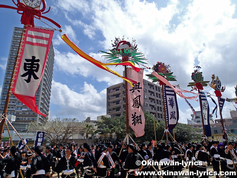 勇壮ガーエーで圧倒 「ユーモーラサー」は子どもの憧れの的 与那原大綱曳＜旗頭の魂＞ - 琉球新報デジタル
