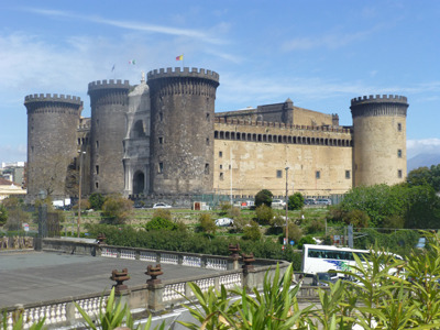 ヌオーヴォ城 アクセス・営業時間・基本情報ガイド - イタリア ナポリ トラベルコ