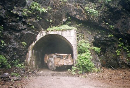 山中をかけ抜ける鉱山用無人トロッコ、東京都西多摩郡「奥多摩工業 曳鉄線」はうやし報告記 仮