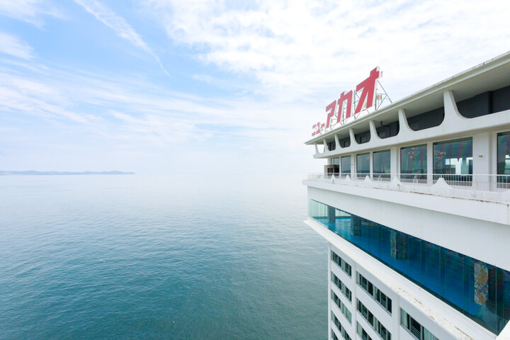 エモ過ぎ注意！昭和レトロが炸裂するアンニュイな世界。熱海のシンボルに泊まってみた ホテルニューアカオTABIZINE～人生に旅心を～