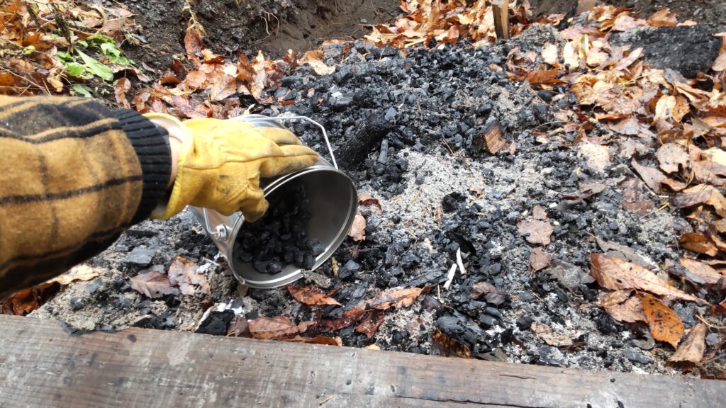 水で消しちゃダメ！ キャンプ初心者に知って欲しい焚火と炭火の正しい処理とは？ アウトドア焚き火台 コラム MOTA