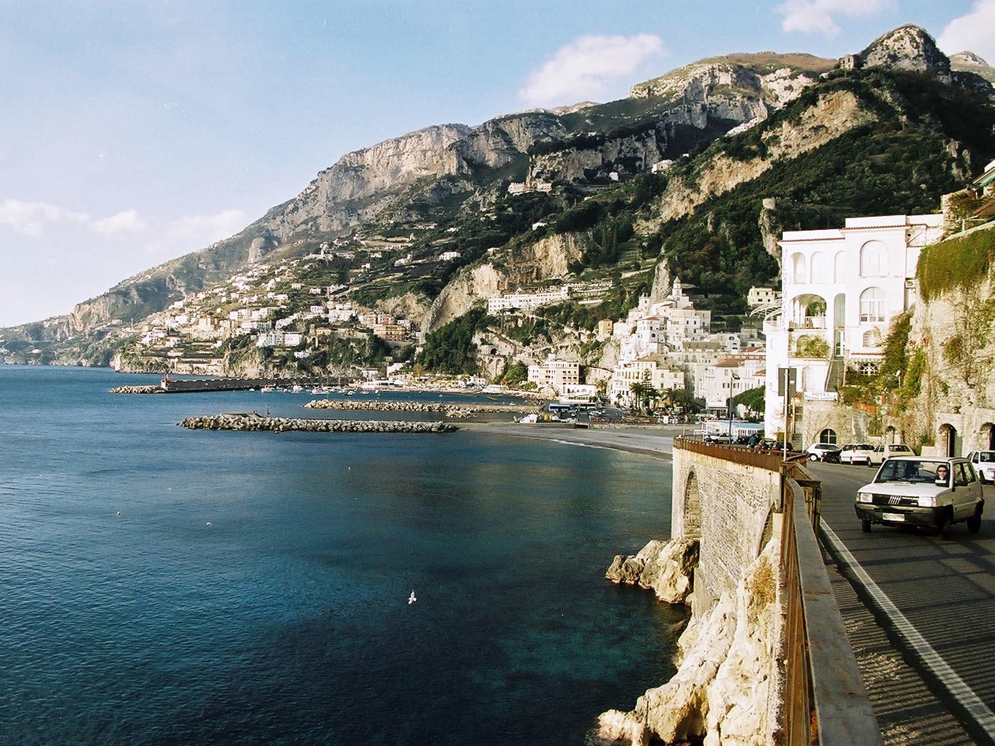 アマルフィ海岸沿いのドライブが、めっちゃ楽しい。, この断崖がめっちゃかっこいいし、この険しい地形を開拓して住んでるのもすごい。,この狭いくねくね道をドライブするバス運転手はほんまにプロ👏,アマルフィ海岸 アマルフィ海岸ドライブアマルフィ海岸🇮🇹南イタリア旅行 イタリア旅行