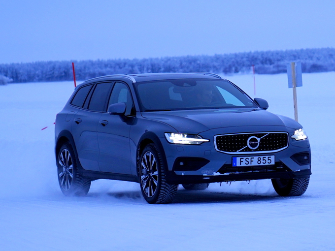 スウェーデン人に教えてもらいました。 VOLVOの意味はスウェーデン語では〝転がる〝って意味なんだって。 ボルボオーナーだけど知らんかったわー。 転がる 車かー。確かに。動きが社名になってるんだよね。VOLVO