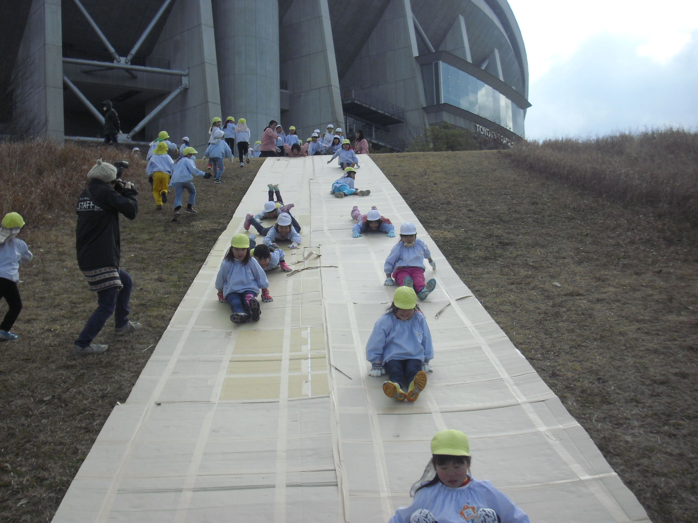 頭と体を使う外遊び「段ボールそり」の作り方 - Chiik! チーク-乳幼児〜小学生までの知育・教育メディア