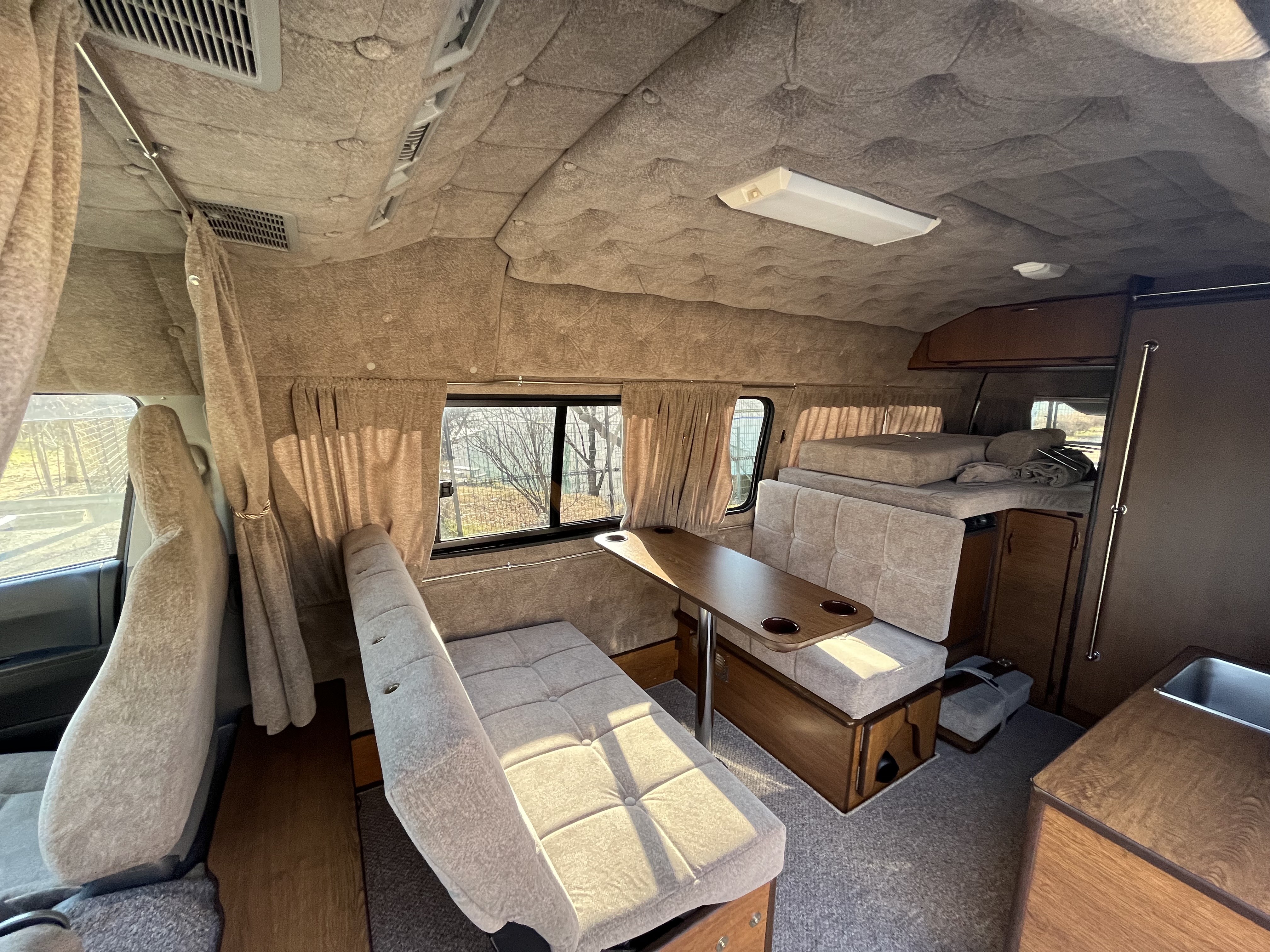このキャンパー最高かも。レトロおしゃれなハイエースの車内は広いログハウスのよう！│月刊自家用車WEB - 厳選クルマ情報