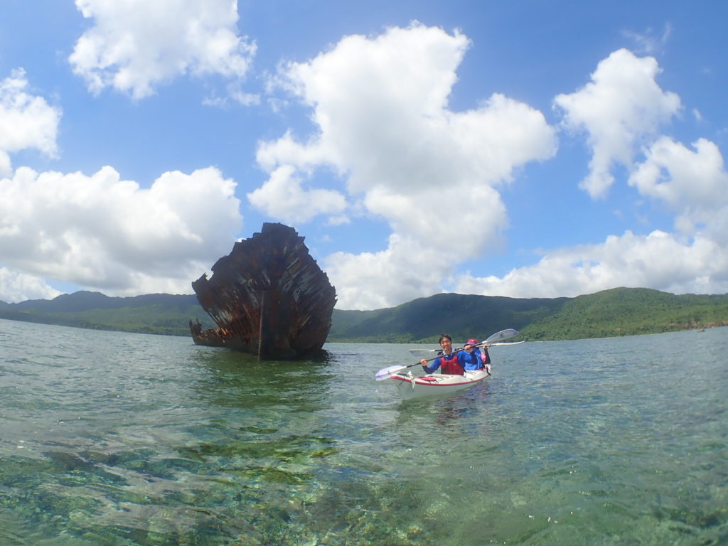 西表島に浮かんでいる座礁船探索 - YouTube