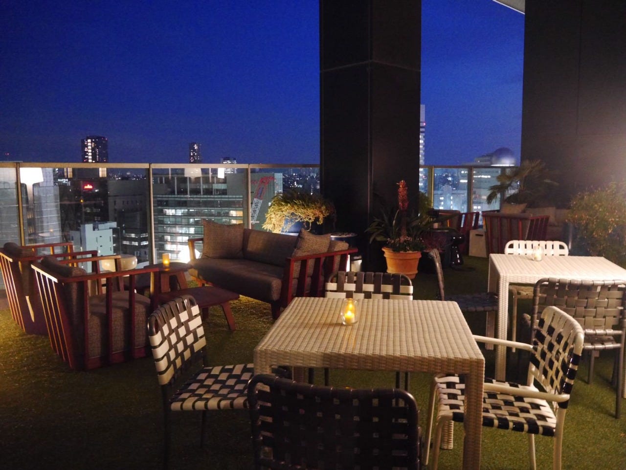 渋谷ヒカリエに夜景が一望できるオープンテラスが誕生 - 伊インテリア「ジェルバゾーニ」とのコラボ - ファッションプレス