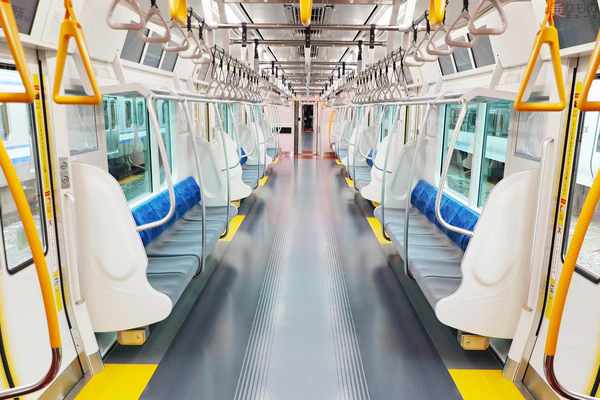 グレーに緑のラインが入った横から見た電車 - ONWAイラスト