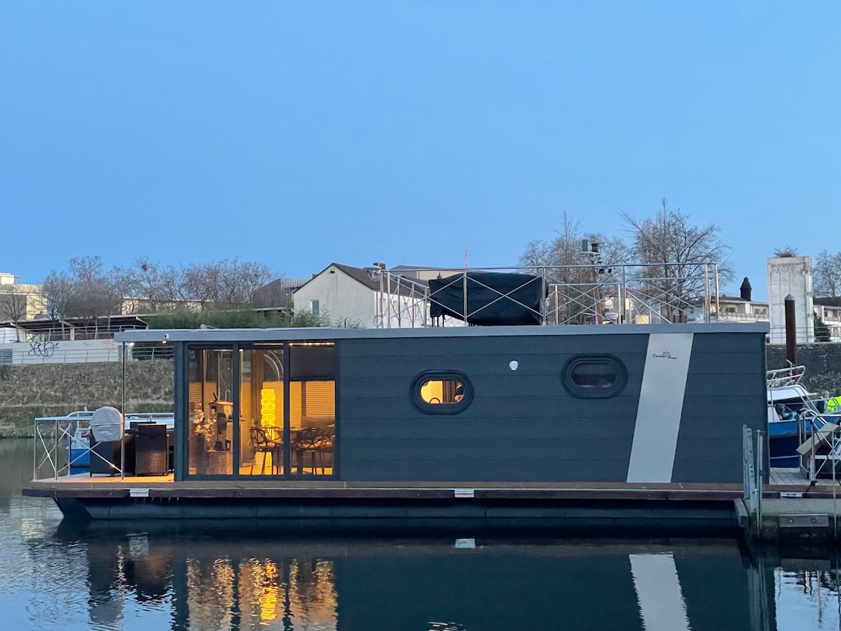 UFO House Boat UFO型ハウスボート 20079002856 の写真・イラスト素材アマナイメージズ