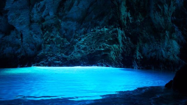 誰もが一度は憧れる！南イタリアのカプリ島「青の洞窟」トラベルダイアリ