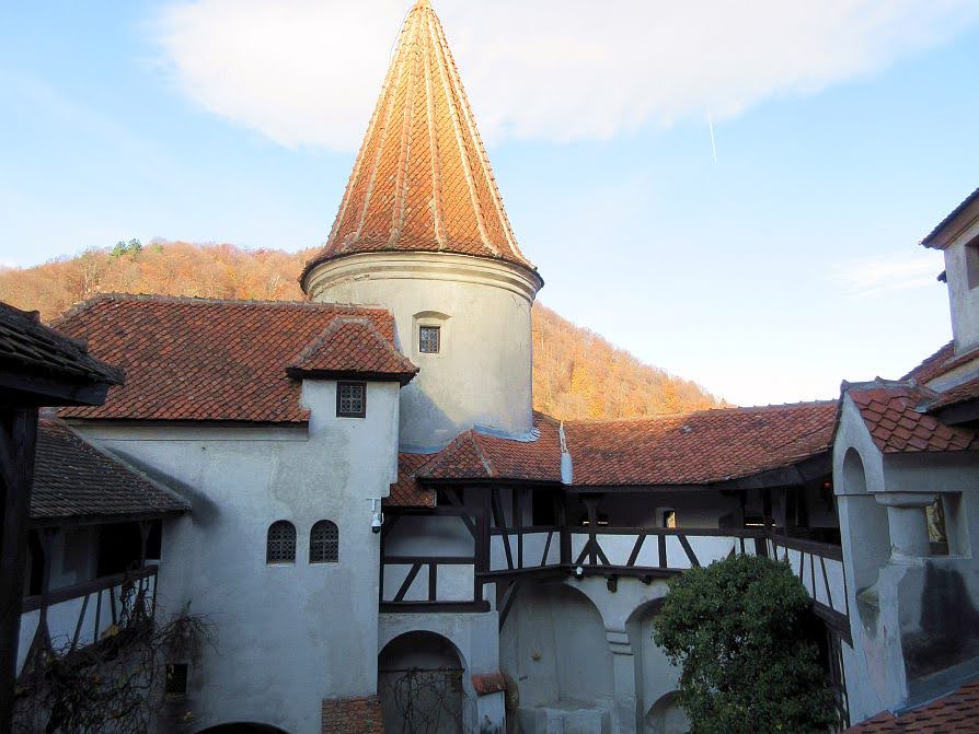 ブラショフからドラキュラで有名なブラン城へバスで行く方法の解説！│婚前ハネムーンの世界一周