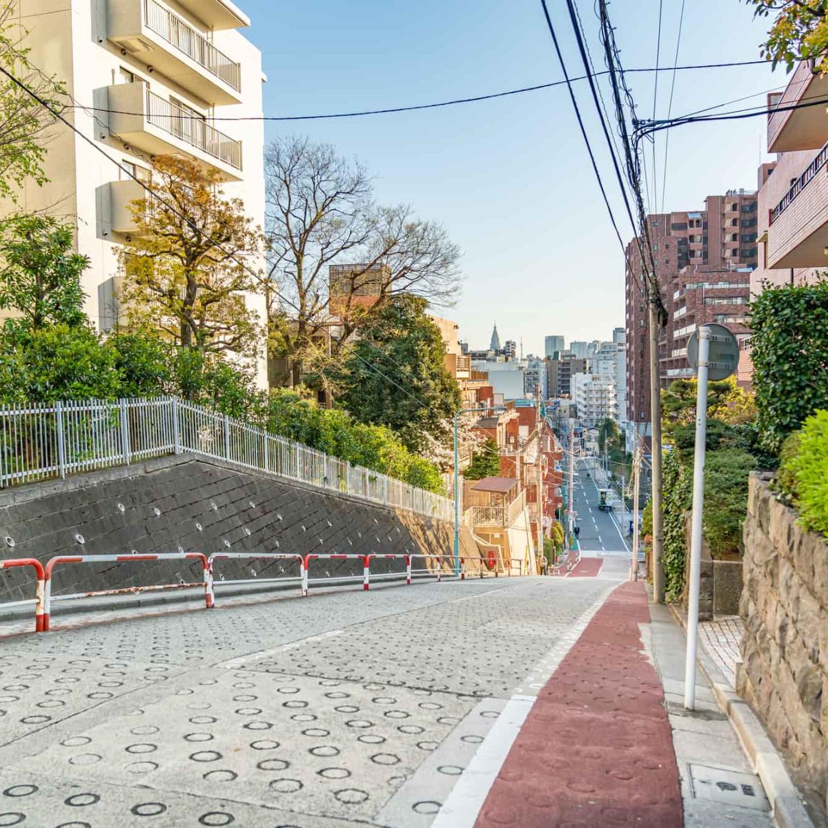 天気の子』未来へ晴れを祈るか、雨を走るか街角のクリエイティブ