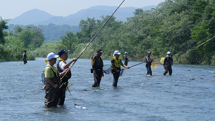 9月に入っても、アユ釣りはまだまだ熱い🔥 夏の名残を追いかけて、川に立つ時間を楽しもう。 遊漁券はフィッシュパスから手軽にどうぞ！👇https:www.fishpass.co.jpアユ釣り鮎釣り友釣りフィッシュパスFISHPASS遊漁券スマホで遊漁券釣りアウトドア