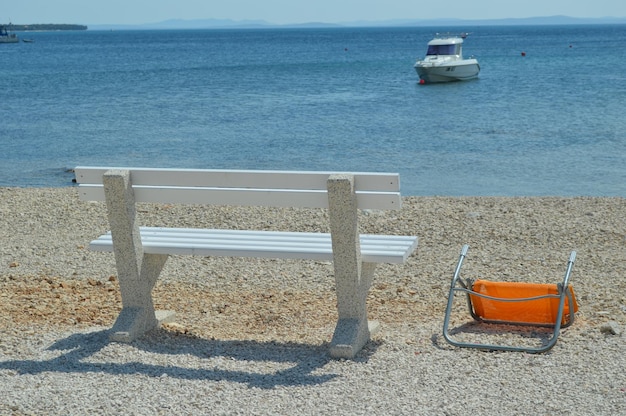 フランス ニース ・ コート アズのプロムナードの青い椅子。の写真素材・画像素材 Image 85939393