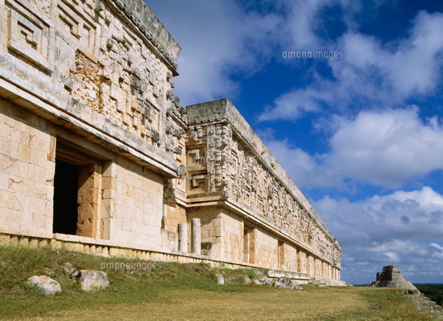 メキシコ ウシュマル遺跡 1 2「魔法使いのピラミッド」どっしりとした楕円形 上品なピラミッド - 空飛ぶおばさん旅日記・壱