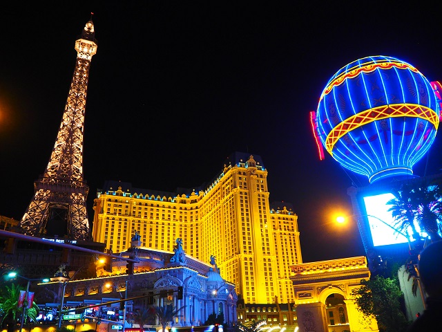 背景に素晴らしいラスベガスの看板へようこそ夜に点灯看板の写真・画像素材-Snapmart スナップマート