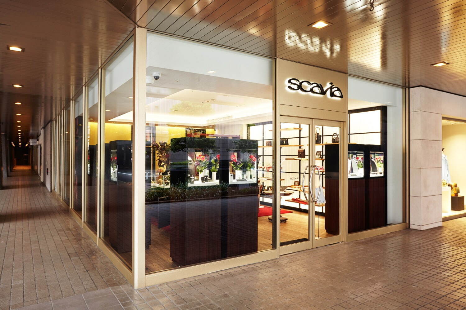イタリア発老舗ジュエラー「スカヴィア」の店舗が東京・日比谷に登場 希少性の高い億超えジュエリーも - WWDJAPAN