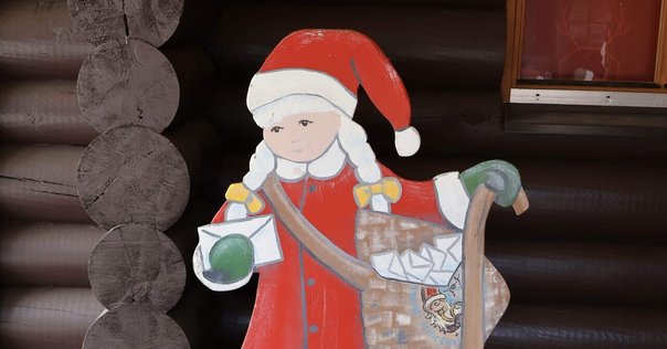 ロヴァニエミ、フィンランド - 2017年7月20日。北極圏に近いサンタクロース村のお土産屋さん。ジュルプッキとナッツクラッカー、クリスマスの飾りと電球の多くのフィギュア。の写真素材・画像素材Image 93100393