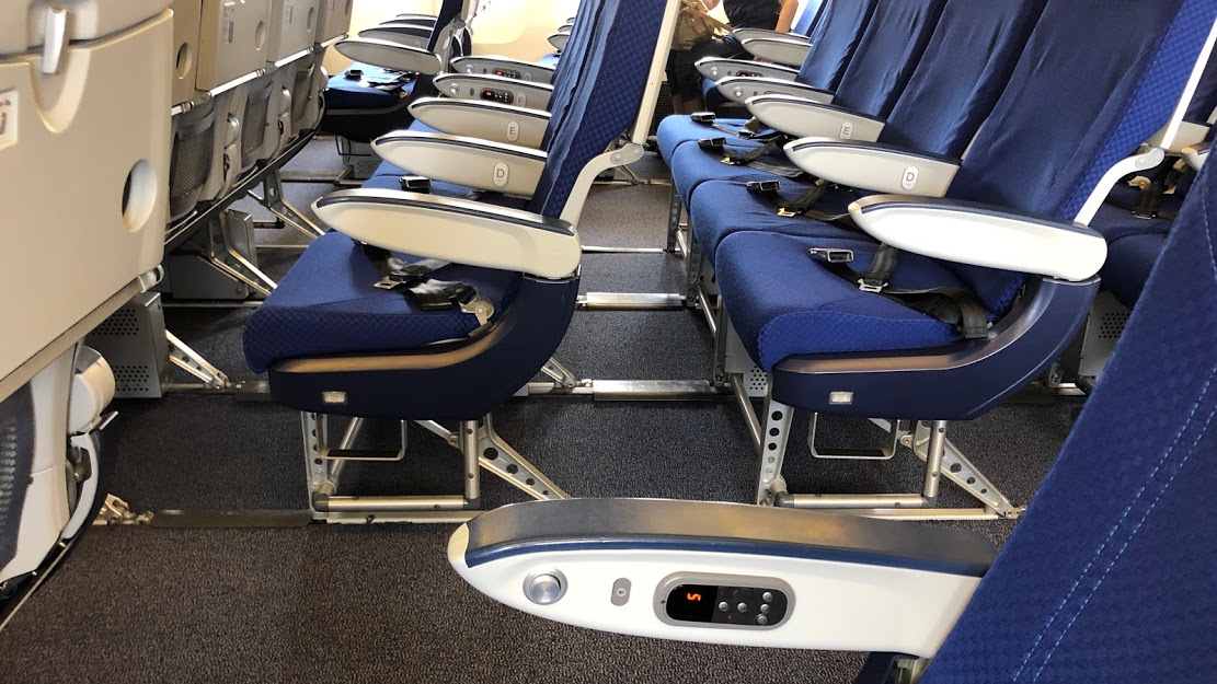 海外旅行 飛行機のトイレはいつ行ける？混雑するタイミングや時間