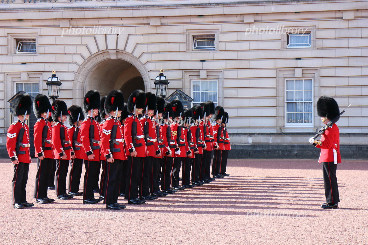 バッキンガム宮殿衛兵交代冬服 写真素材374495- フォトライブラリ