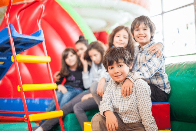 ☜タイ情報満載🇹🇭 1年を通しての平均気温が25度のタイ。 日中は暑くて外遊びができないので 子どもの運動不足が心配ですよね😢 そんなタイで人気の習い事といえば体操！私の周りでも体操教室に 通っている親子は多かったです。 そして、習い事は立地も大事！ アクセス