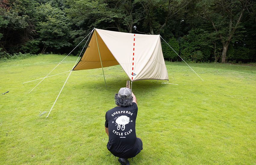ソロキャンプ おすすめ1人用タープ6選を紹介！ ポールを使った簡単にできる張り方も伝授 - ハピキャンキャンプ・アウトドア情報メディア