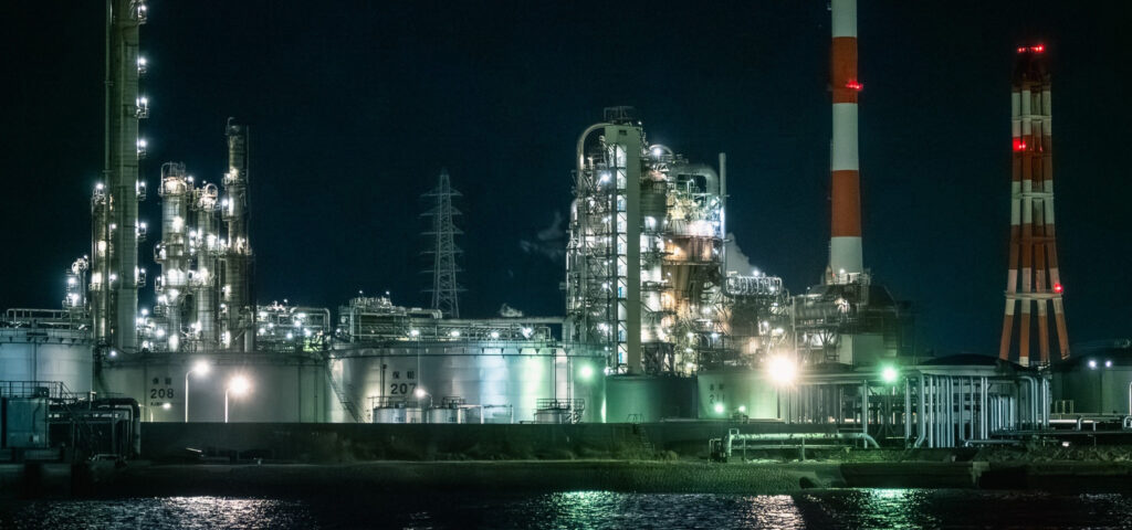 工場夜景の聖地「四日市」 人気の四日市コンビナート夜景クルーズ2024 4～9月 のご案内です。 🚢定番の60分クルーズ運行は毎週「金曜・土曜日」と第2・第4水曜日 大人 お一人様 5,000円 税込小人 お一人様 4,500円 税込※6歳～12歳※6歳未満のお子様は保護