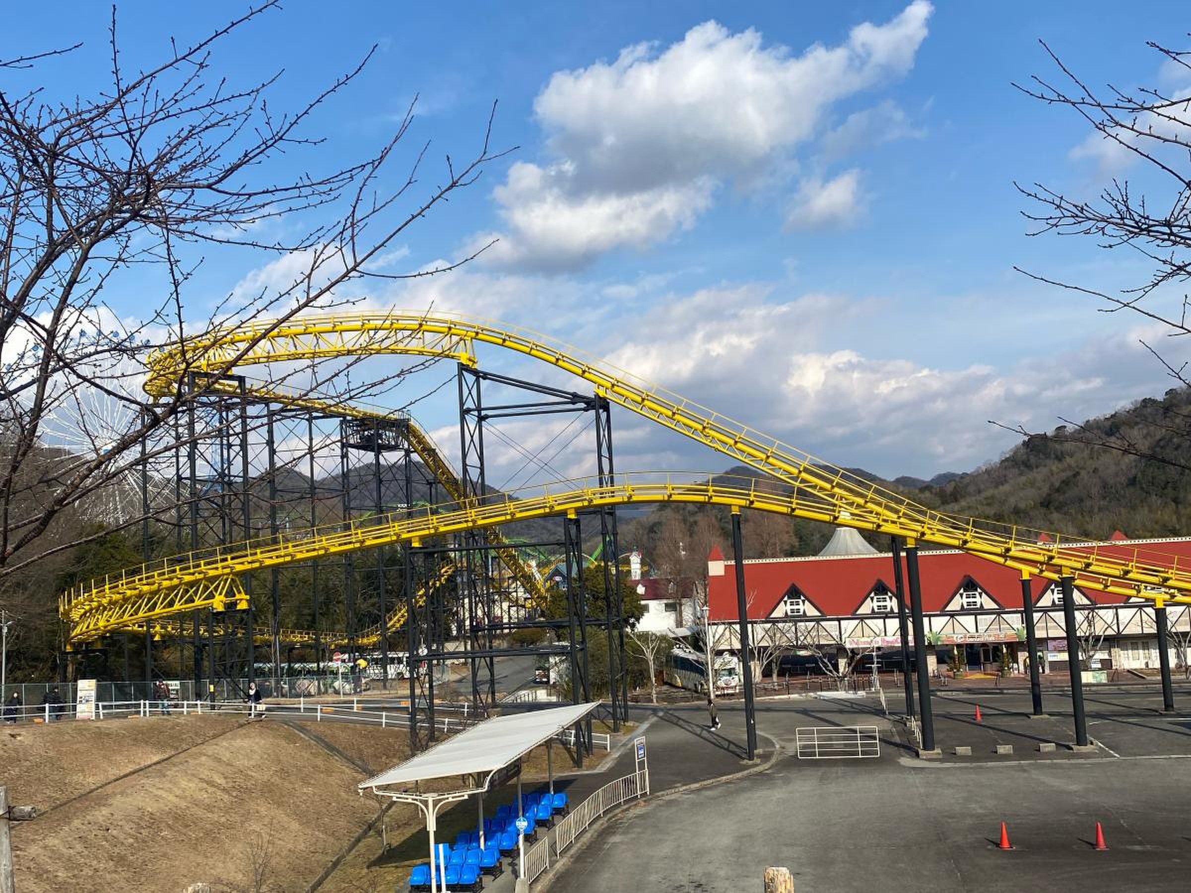 今年の夏はいもりんすが熱い🌴 混雑時に早乗りできるファストパス機能付きTシャツが爆誕👕 Tシャツを購入後、着用しいもりんすGOGO!ジェットハリケーンヴィーナスGPラビリンスディアブロの入口、出口に設置された専用看板の前に