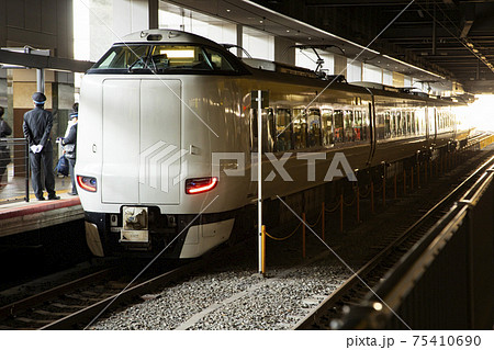 JR京都線の683系特急サンダーバード 大阪府193111444 の写真素材 - アフロ