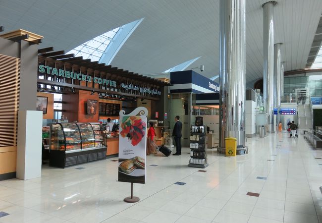 ドバイ観光 飲食店がたくさん！ドバイ国際空港第3ターミナル！ちびっこはドバイで生活しています