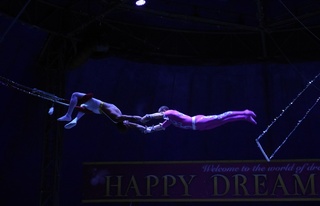 空中ブランコに挑戦したい親子大募集‼️ 3月8日 土 に山梨公演会場で空中ブランコ体験開催決定🌟 ショーで実際に使用しているブランコを使って空飛ぶ気分🧚を体感してみませんか？3月1日締切です。プロフィールのリンクからぜひご応募ください！ 体験の方は当日13:00の