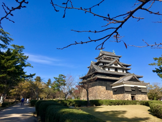 松江城ガイドツアー 天守閣登閣＋大名ゆかりの茶室でお点前体験付き お茶が大好きな松江のお殿様 松平不昧公が愛した街めぐり＜2時間30分 松江市＞島根の観光&遊び・体験・レジャー専門予約サイト VELTRA ベルトラ