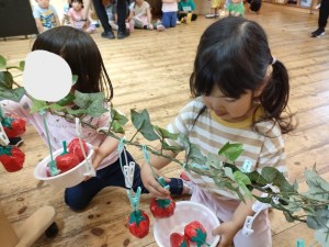 年長組「いちご狩りごっこ？？」学校法人 若草学園 若草幼稚園 神戸・六甲・御影