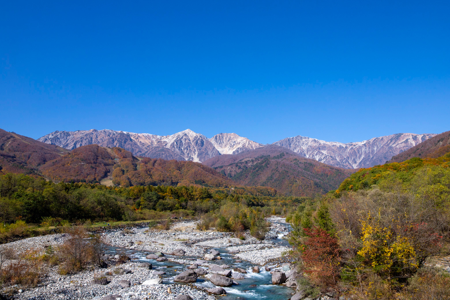 白馬大橋付近から望む北アルプスと松川の写真素材FYI07925563ストックフォトの Qlean Market キュリンマーケット