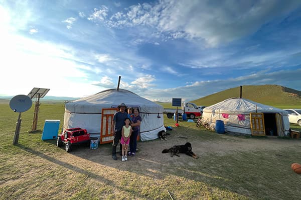 モンゴルの自然も文化も体験できるゲルとテントに泊まる海外旅行のSTW