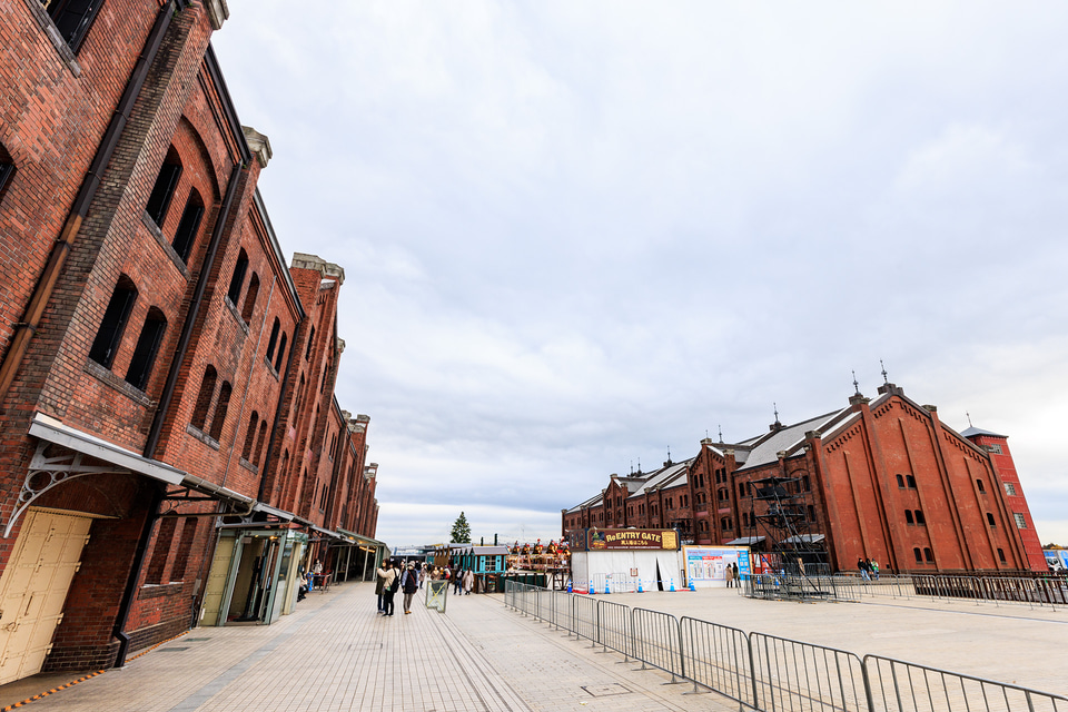 横浜赤レンガ倉庫が商業化した時から 営業している3Fのカフェ。 デリランチやスイーツもあるし、 ソファー席にベッド席まで。学生時代にデートに使ってた人も多いみたい？ PR