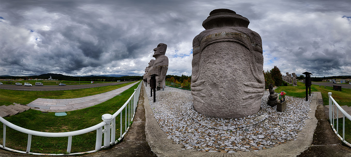 北の大地に大量のモアイ像！？札幌市「真駒内滝野霊園」に残る謎のモニュメント達とはこべかつ