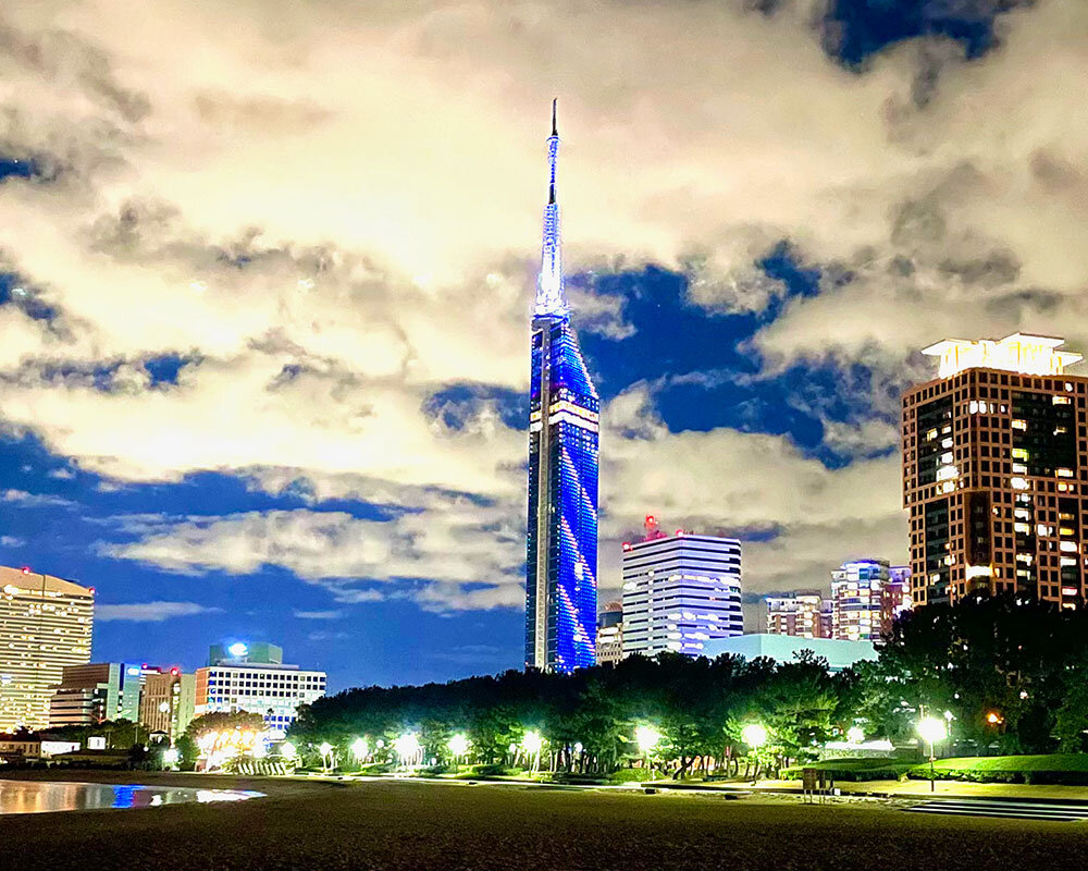 🪧 ワンダーな建築🌏 長浜タワービル 📱 2025.7.18 🚗³₃長浜·舞鶴·宮津の旅 その2 朝、偶然に車で横を通り、見つけた長浜タワービル。1964年 昭和39年 に、地元の資産家が「長浜にも東京タワーのような名物を作りたい」という意向で建設された。 鉄塔が立つが