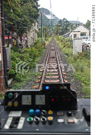 電車で、先頭車両の景色のためにカーテンをちょっと開けてくれる運転士さん優しい「あくまでもご厚意です」 - Togetter