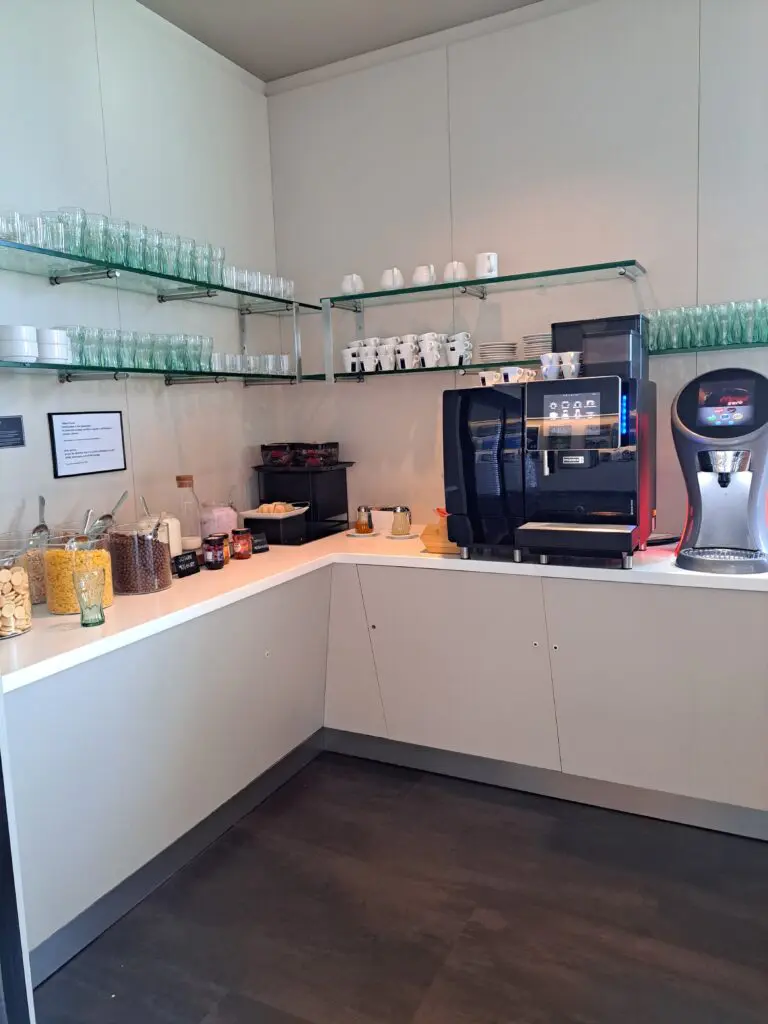 ビュッフェ以外は期待以上、プラハ国際空港「エアステ プレミア ラウンジ」マイルZINE