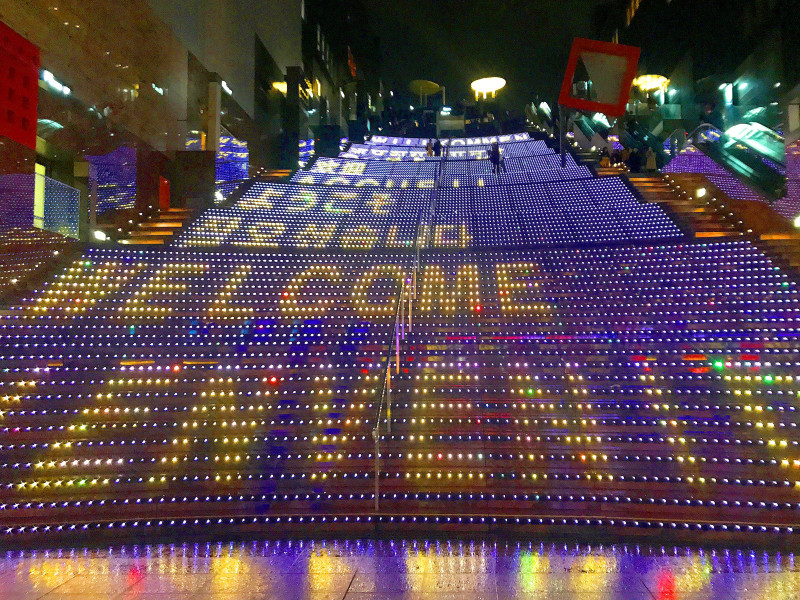 京都駅ビル大階段・グラフィカルイルミネーション2022＜紅葉とマスコット＞IKUIKUの愉しみ