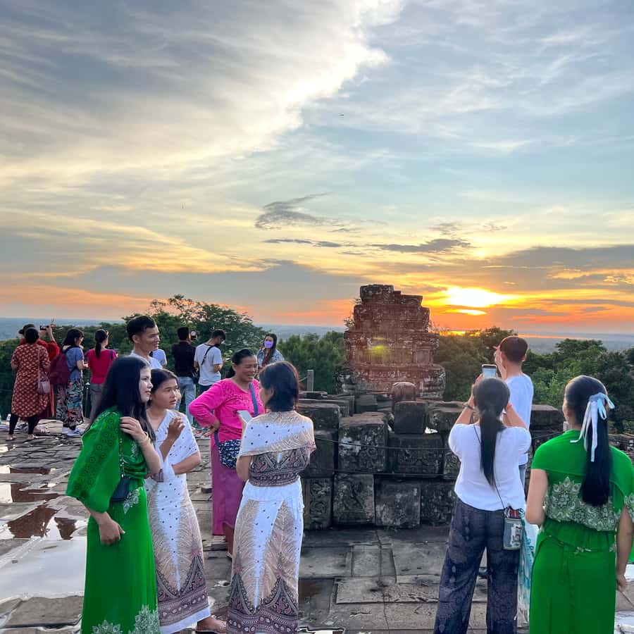 アンコールワット3大遺跡1日観光ツアー プノンバケンでの夕日鑑賞アプサラダンスディナーショープラン選択可！＜貸切 昼食 日本語ガイド 朝日鑑賞オプション有＞シェムリアップの観光・オプショナルツアー専門VELTRA ベルトラ
